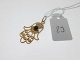 gros plan d'un collier auquel est attachée une étiquette