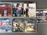 Il y a beaucoup de jeux vidéo sur la table, et ils sont vraiment nombreux.