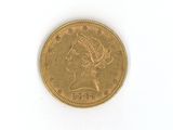 une pièce d'or avec l'image d'une femme dessus