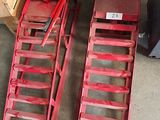 deux échelles rouges posées l'une à côté de l'autre dans un garage