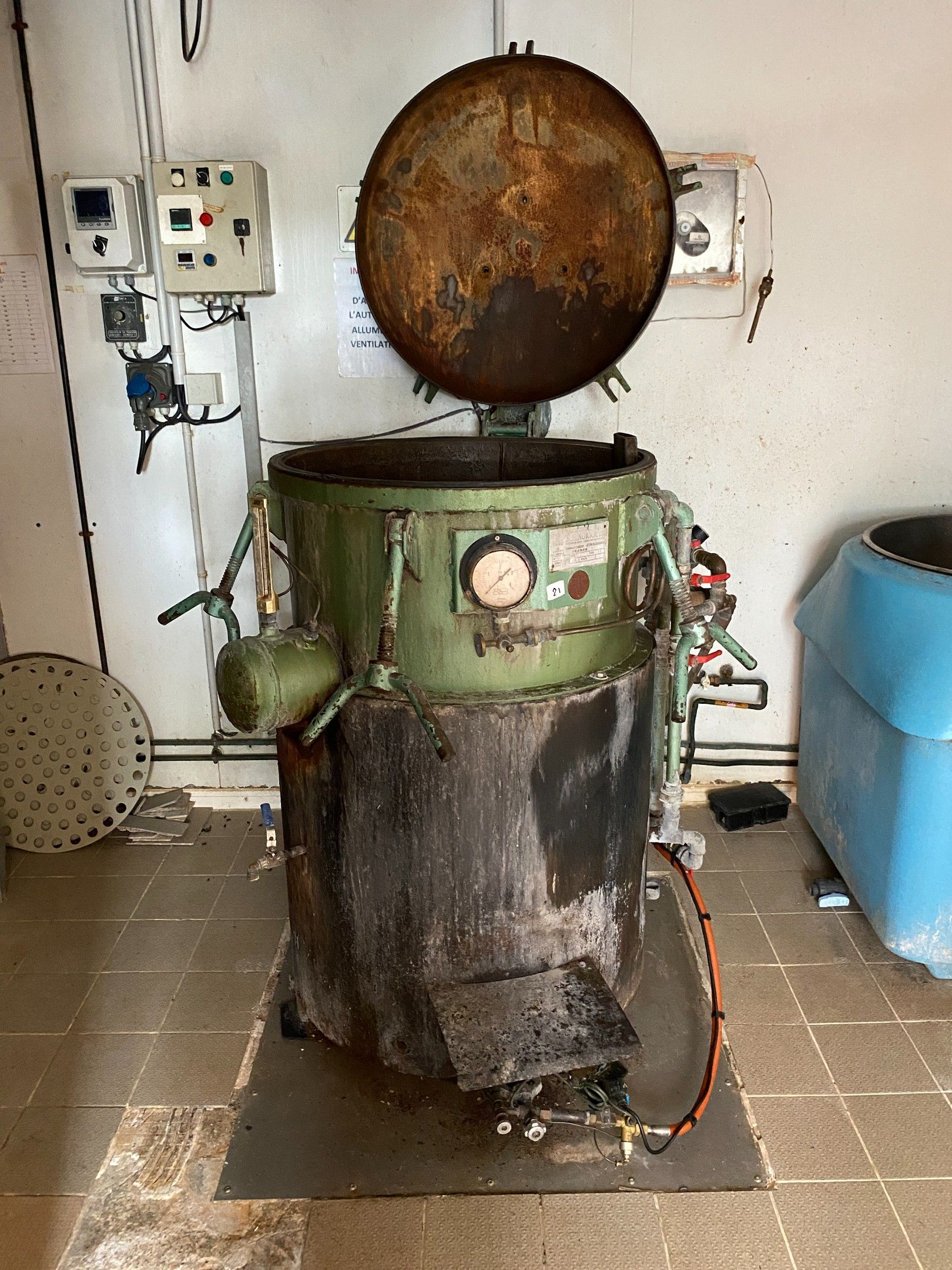 Un autoclave à gaz AURIOL type 150 4/4 n° 84893, avec systèm…