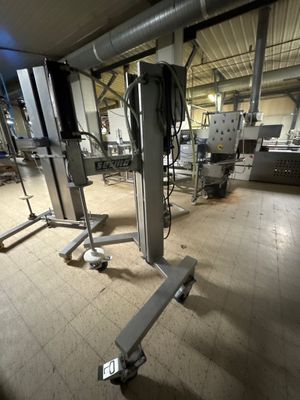 une image représentant une pièce remplie de machines