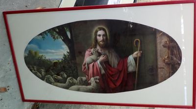 tableau représentant Jésus tenant un agneau, dans un cadre rouge bordé d'une bordure rouge