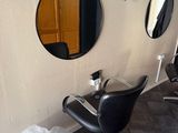 a black chair and a mirror in a room