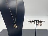 un mannequin noir portant un collier et des boucles d'oreilles
