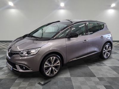 la voiture grise est garée sur un carrelage à carreaux