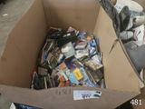 une boîte en carton remplie d'articles assortis dans un entrepôt