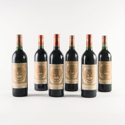 six bouteilles de vin rouge sont alignées