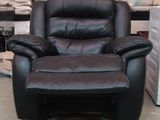 un fauteuil inclinable noir qui se trouve dans une pièce