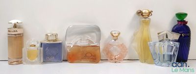 Lot de 8 articles de décoration (flacons factices) relatifs …