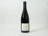 une bouteille de vin posée sur une table