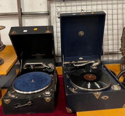 trois vieux tourne-disques posés les uns à côté des autres sur une table