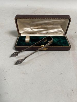 une paire de ciseaux dans un étui posé sur une table