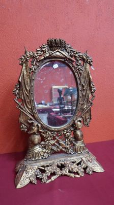 une photo d'un miroir posé sur une table