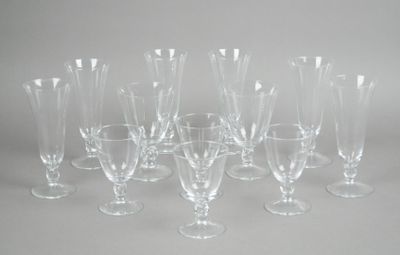 un grand nombre de verres à vin vides posés sur une table
