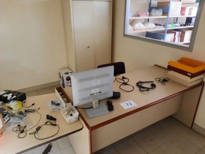 un bureau avec un ordinateur dans une pièce