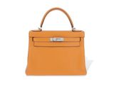 un petit sac à main en cuir orange sur fond blanc