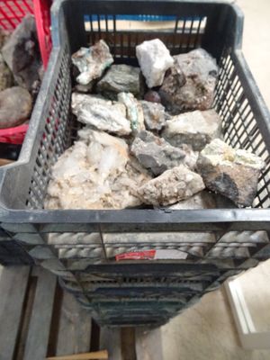 un panier rempli de pierres posé sur une palette