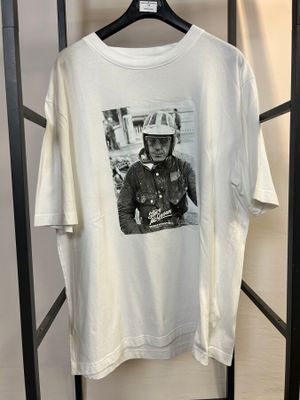 un t-shirt blanc avec l'image d'un homme portant un casque