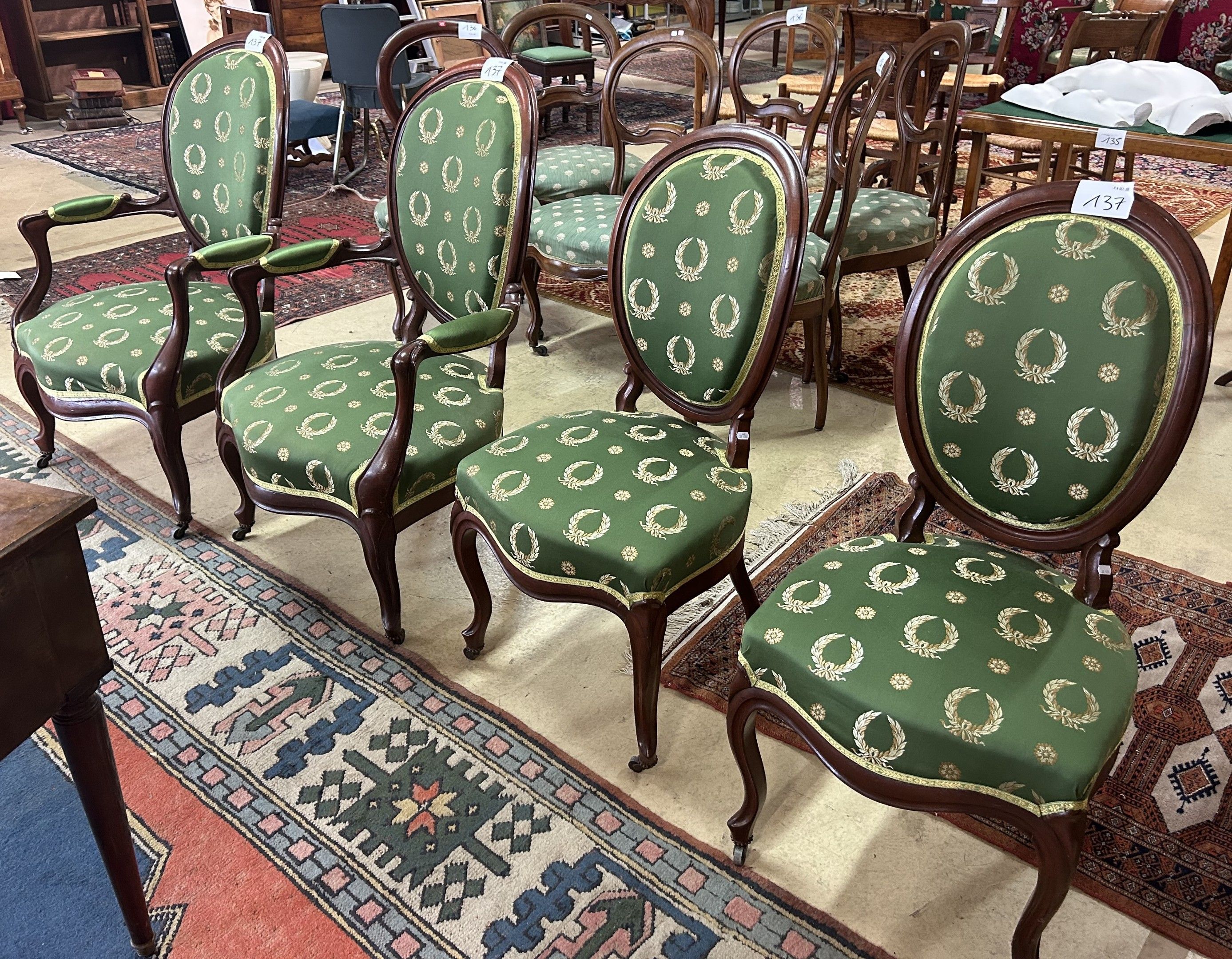 Suite de deux FAUTEUILS et de deux CHAISES en bois mouluré à…