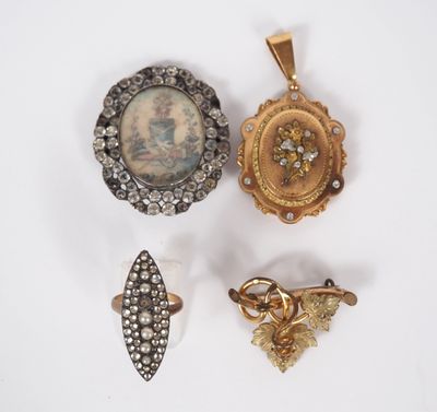 trois broches en or et diamants et un pendentif en diamants