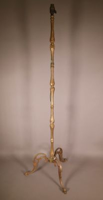 un lampadaire ancien en laiton surmonté d'un oiseau