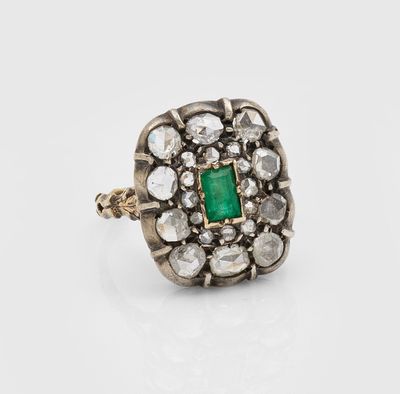 une bague ancienne sertie d'émeraudes et de diamants en grappe