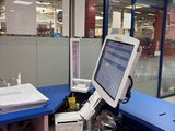 un bureau sur lequel se trouvent un écran, un clavier et d'autres objets