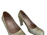 une paire de chaussures pour femme sur fond blanc