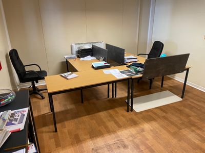 un bureau sur lequel se trouvent deux ordinateurs et une imprimante