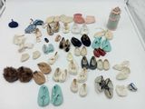 de nombreuses paires de chaussures posées sur une table blanche