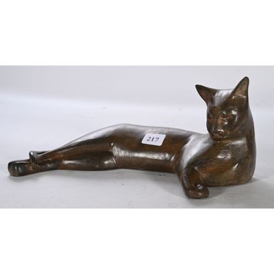une image représentant une statue de chat couché sur le dos