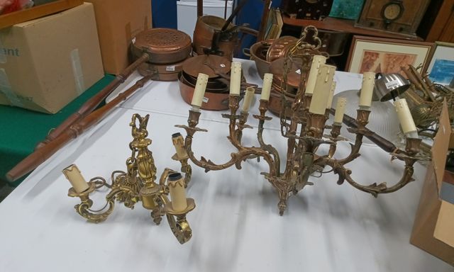 Lot de 2 lustres en bronze à décor de feuilles