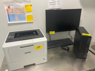 un ordinateur de bureau et une imprimante posés sur un bureau