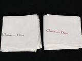deux serviettes blanches portant l'inscription « Christian Dior »