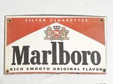 une pancarte portant l'inscription « Marlboro » sur le mur