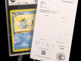 une carte sur laquelle figure l'image d'un dragon, à côté d'un billet