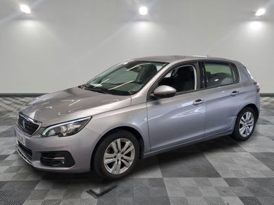 la voiture argentée est garée sur un sol en damier dans le garage