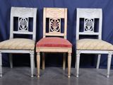 trois chaises avec dossier rembourré et coussins d'assise rembourrés