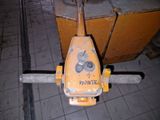 une machine jaune posée sur le sol