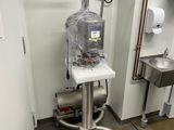 un distributeur d'eau posé sur un chariot dans une pièce