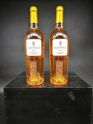 deux bouteilles de vin posées sur une boîte noire