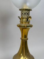 Paire de lampes à pétrole en bronze ou laiton, les globes et… (photo 6)