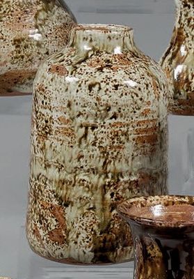 trois vases placés l'un à côté de l'autre