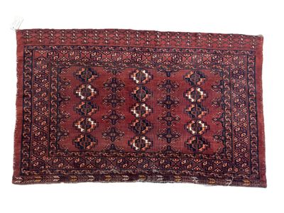 un tapis rouge et noir sur fond blanc