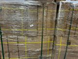 Plusieurs piles de cartons sont empilées les unes sur les autres dans un entrepôt