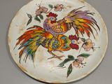 une assiette sur laquelle est peint un oiseau, posée sur une table