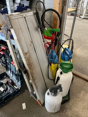 un tas d'objets et d'outils en tout genre dans un garage
