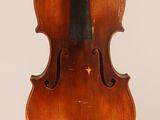 un vieux violon avec un archet accroché à son dos
