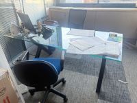 1 bureau droit en plateau verre, piétement en bois laqué noi…